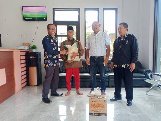 Penyaluran Bantuan Korban Bencana Angin Kencang di Kecamatan Kejajar